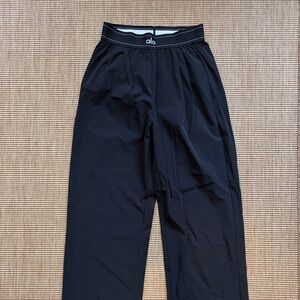 $148 Alo yoga suit up logo pants regular length in black